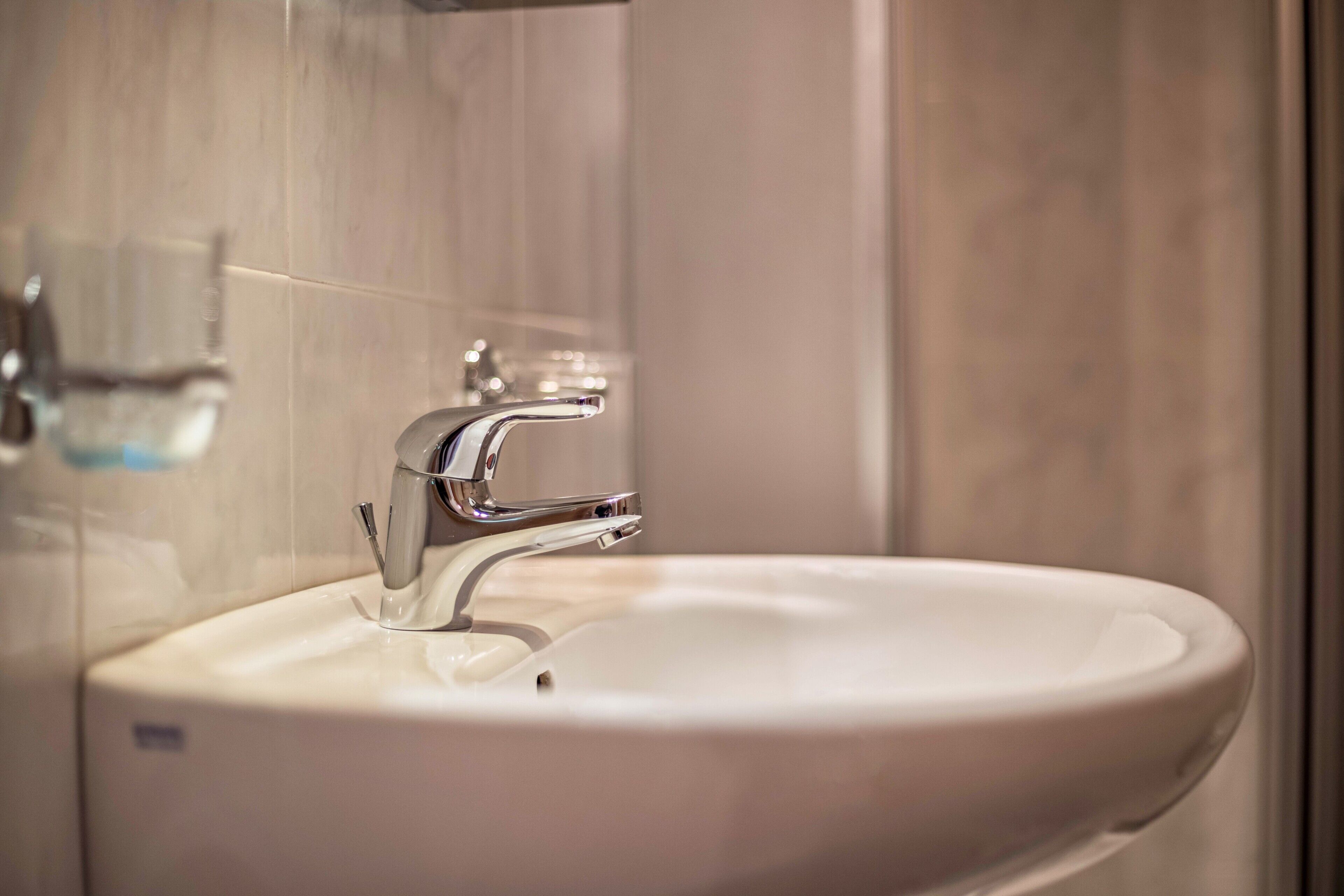 Douche, sèche-cheveux, serviettes fournies