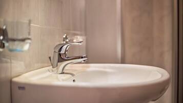 Douche, sĂšche-cheveux, serviettes fournies