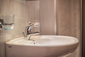 Chuveiro, secador de cabelo, toalhas de banho 