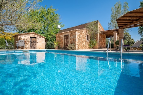 Piscine. Maison de vacances Ses Tendes avec connexion Wi-Fi, climatisation, piscine, jardin et terrasse ; Parking disponible