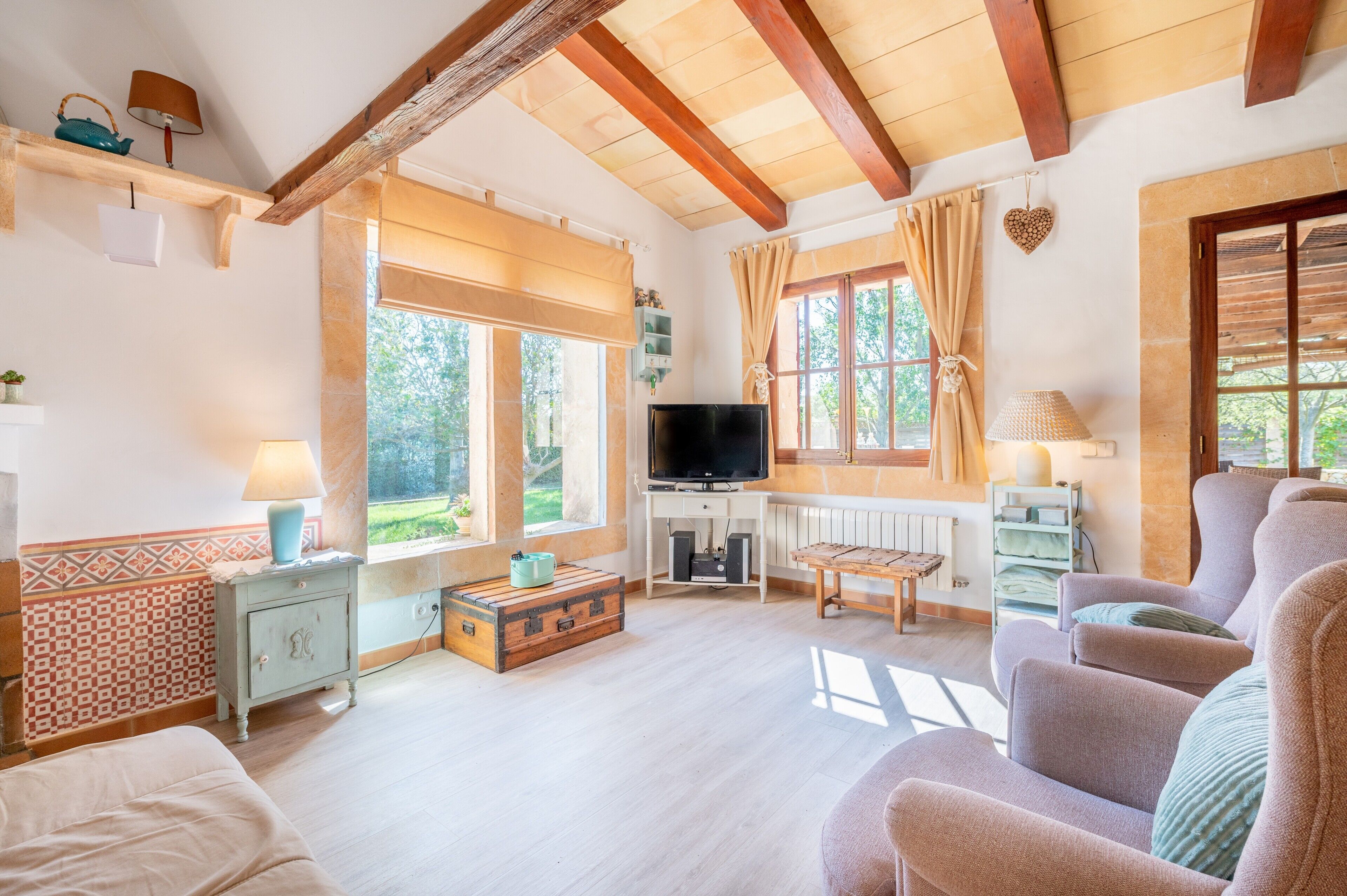 TV, lareira, DVD player, aparelho de som