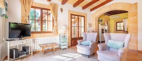 Televisie, een open haard, een dvd-speler en een stereo