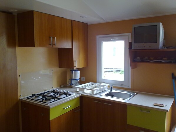 Réfrigérateur, micro-ondes, plaque de cuisson, lave-vaisselle