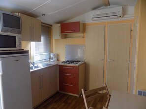 Kylskåp, mikrovågsugn, spishäll och diskmaskin