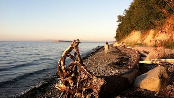 På stranden