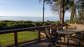 Outdoor dining - Sanctuary by the Sea (Sequim)