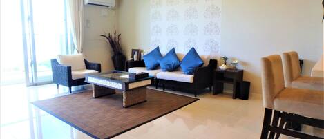 Grand blue 406, Non Smoking | Living area | 42-inch flat-screen TV with digital channels, TV