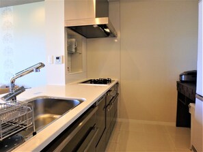 Habitació, no fumadors (Grand blue 406) | Cuina bàsica privada | Frigorífic gran, microones, placa de cuina i rentaplats