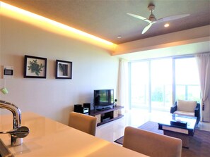 Rom, ikke-røyk (Grand blue 406) | Oppholdsområde | En 42-tommers Flatskjerm-TV med digitale kanaler samt TV