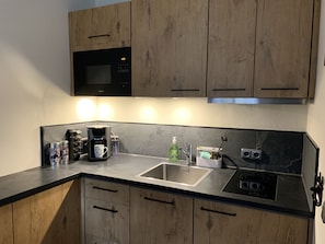 Kühlschrank, Mikrowelle, Ofen, Herdplatte