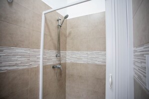 Dusche, Haartrockner, Bidet, Shampoo
