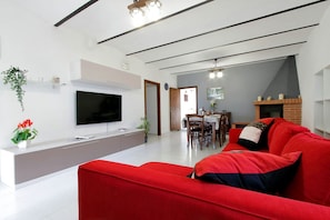 TV - A pleasant holiday in total relax. (Cingoli)