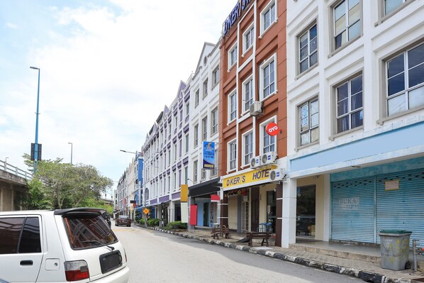 Exterior - OYO HOME 90244 Dkeris 2bhk Apartment (Malacca City)