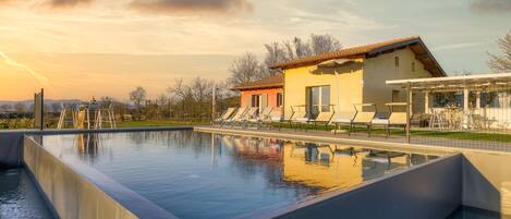 Una piscina al aire libre