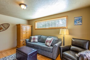 Een televisie, een open haard en een tafeltennistafel