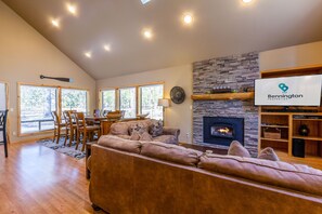 Een televisie, een open haard en een tafeltennistafel