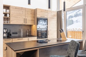 Kühlschrank, Mikrowelle, Ofen, Geschirrspüler