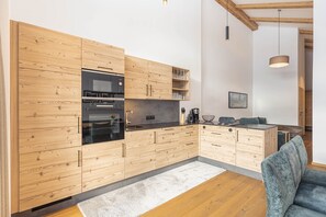 Kühlschrank, Mikrowelle, Ofen, Geschirrspüler