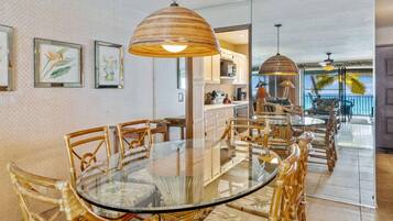 Condo, 2 Bedrooms | Dining