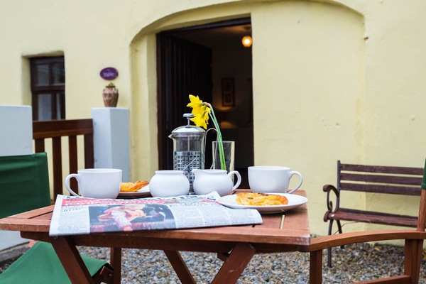 Cottage | Private kitchen | Microwave, cookware/dishes/utensils