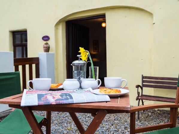 Cottage | Private kitchen | Cookware/dishes/utensils - The Stable (Fethard on Sea)