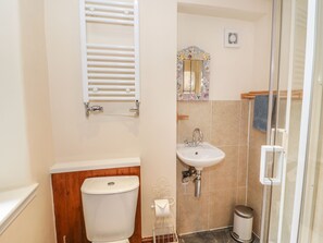 Ein Badezimmer mit Toilette, Waschbecken und Dusche.