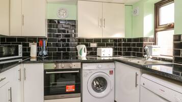 Cottage | Private kitchen | Fridge, cookware/dishes/utensils