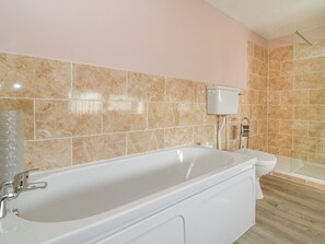 Cottage | Bathroom - Rose (Selby)