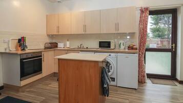 Cottage | Private kitchen | Fridge, dishwasher, electric kettle, toaster