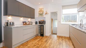 Geladeira, lava-louças, talheres/pratos/utensílios de cozinha