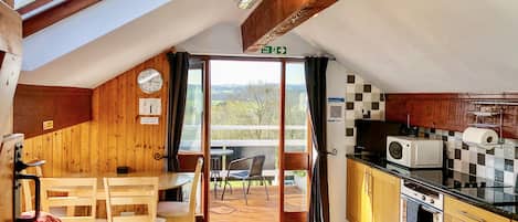 Cottage | Private kitchen | Fridge, cookware/dishes/utensils