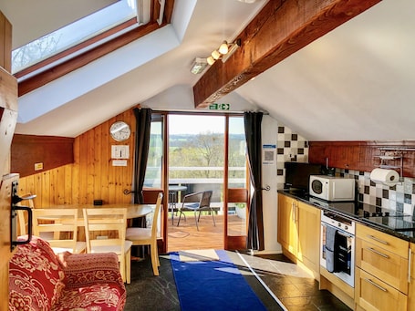 Cottage | Private kitchen | Fridge, cookware/dishes/utensils