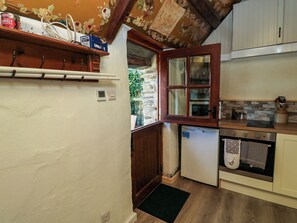 Cottage | Private kitchen | Fridge, microwave, cookware/dishes/utensils - Toad Hall Cottage (Totnes)