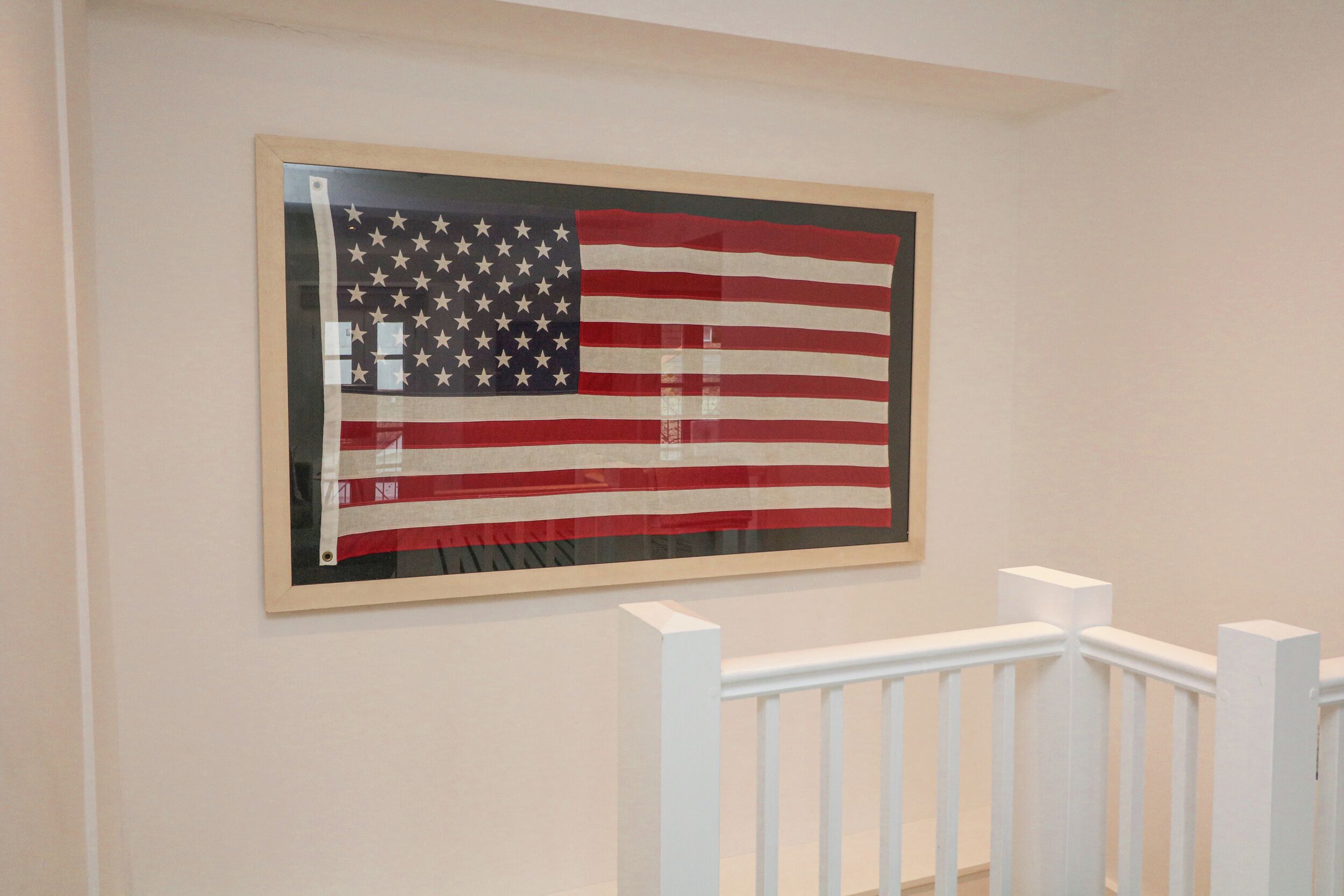 Un drapeau américain encadré est accroché au mur.