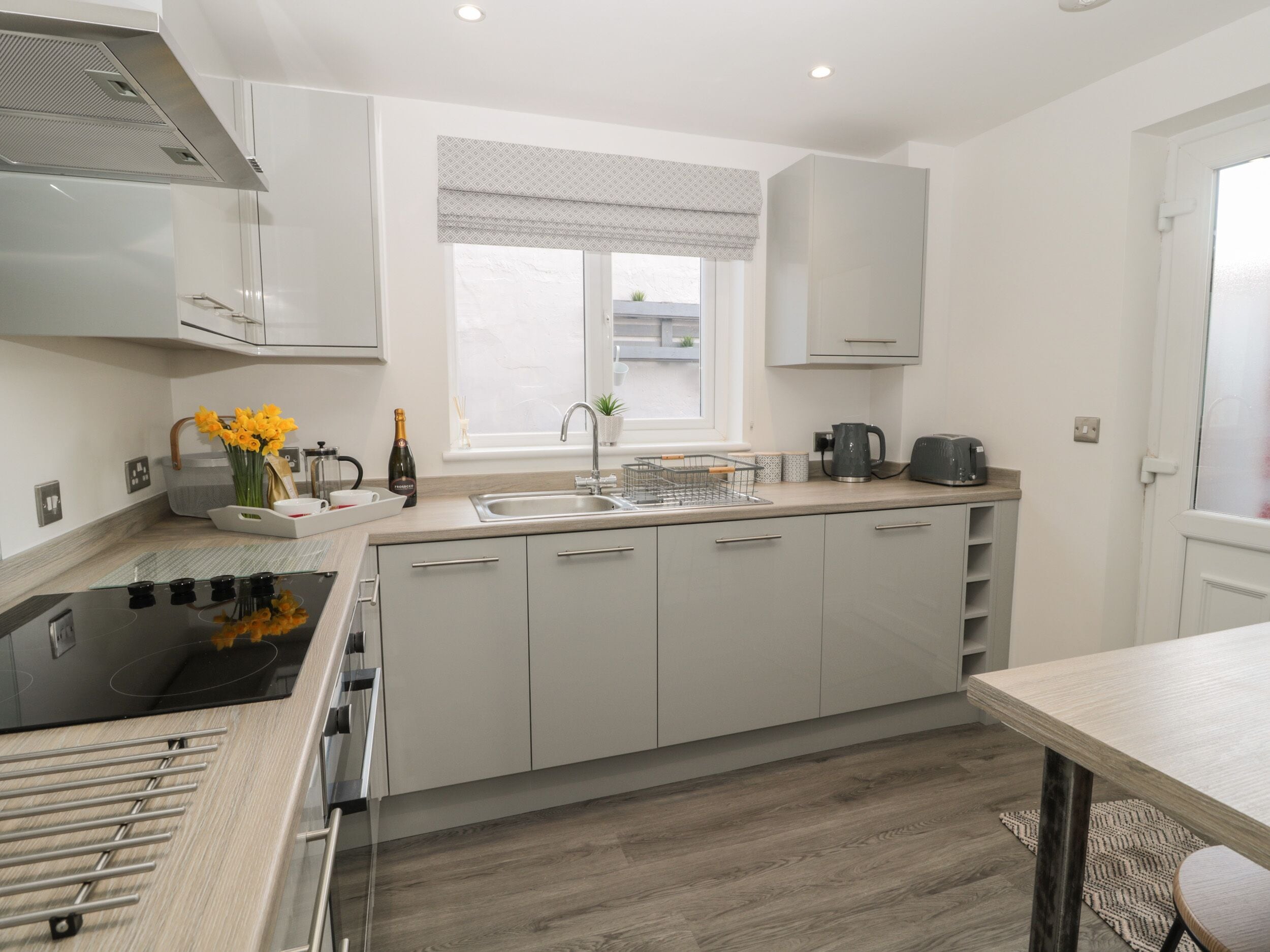 Cottage | Private kitchen | Fridge, dishwasher, electric kettle, toaster