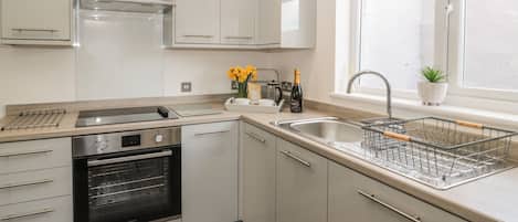 Cottage | Private kitchen | Fridge, dishwasher, electric kettle, toaster