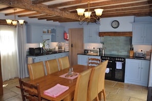 Cottage | Private kitchen | Fridge, microwave, dishwasher, electric kettle - Green Farm Stables (Ashbourne)
