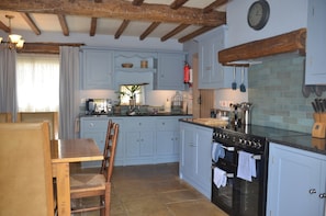 Cottage | Private kitchen | Dishwasher, cookware/dishes/utensils