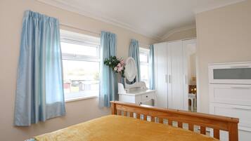 Cottage | 3 bedrooms, individually decorated, individually furnished