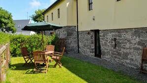 A building with a stone facade and a yellow exterior. - The Barn (Fethard on Sea)