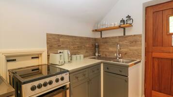 Cottage | Private kitchen | Fridge, electric kettle, toaster, cookware/dishes/utensils