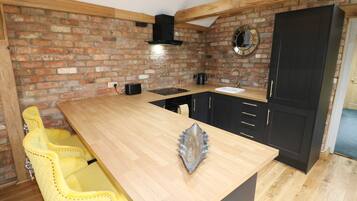 Cottage | Private kitchen | Fridge, dishwasher, electric kettle, toaster