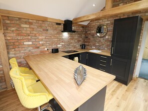 Cottage | Privékeuken | Een koelkast, een vaatwasser, een waterkoker, een broodrooster