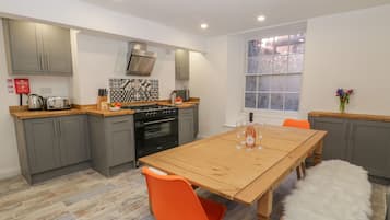 Cottage | Private kitchen | Fridge, dishwasher, electric kettle, toaster