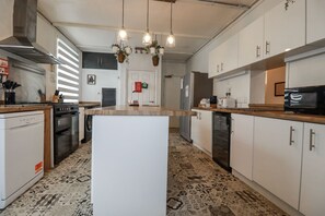 K ühlschrank, Geschirrspüler, Wasserkocher, Toaster
