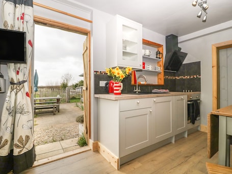 Cottage | Private kitchen | Fridge, dishwasher, electric kettle, toaster