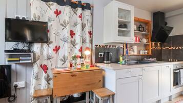 Cottage | Private kitchen | Fridge, microwave, dishwasher, electric kettle