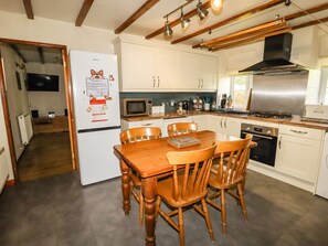 Cottage | Private kitchen | Fridge, dishwasher, electric kettle, toaster
