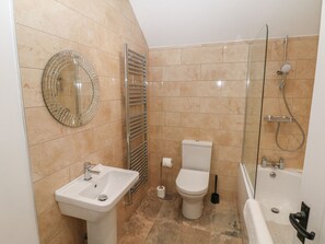 A bathroom with a sink, toilet, and shower. - Holly Cottage (Sheffield)