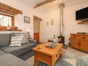 Cottage | Living room | Fireplace